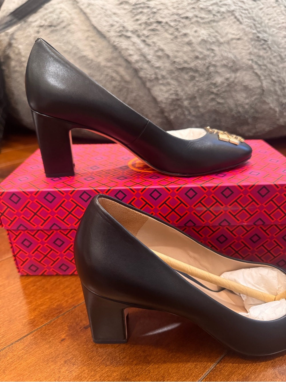 Tory Burch Black Leather Pumps with Gold Logo - Picture 5 of 10